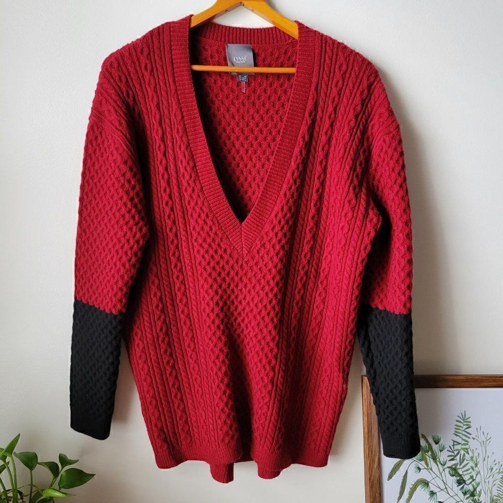 EUC LYSSE NEW YORK RED AND BLACK DEEP V SOFT KNIT SWEATER SIZE M
